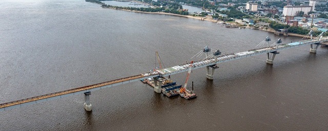 В Благовещенске состыковали части Зейского моста, возводимого по поручению президента РФ